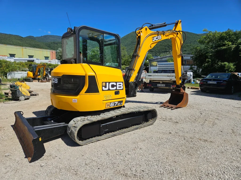 Mini bager JCB 67C-1 za iznajmljivanje u Beogradu sa iskusnim rukovaocem