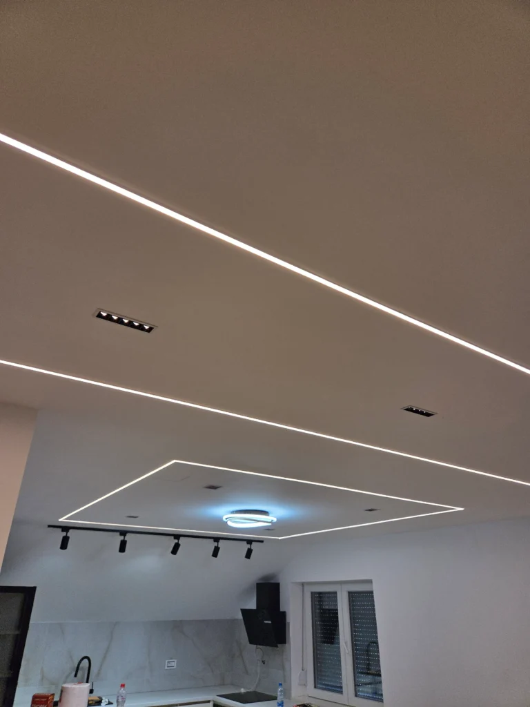 Moderan spušteni plafon sa LED rasvetom u enterijeru