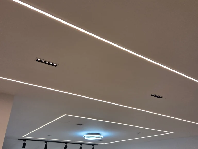 Moderan spušteni plafon sa LED rasvetom u enterijeru